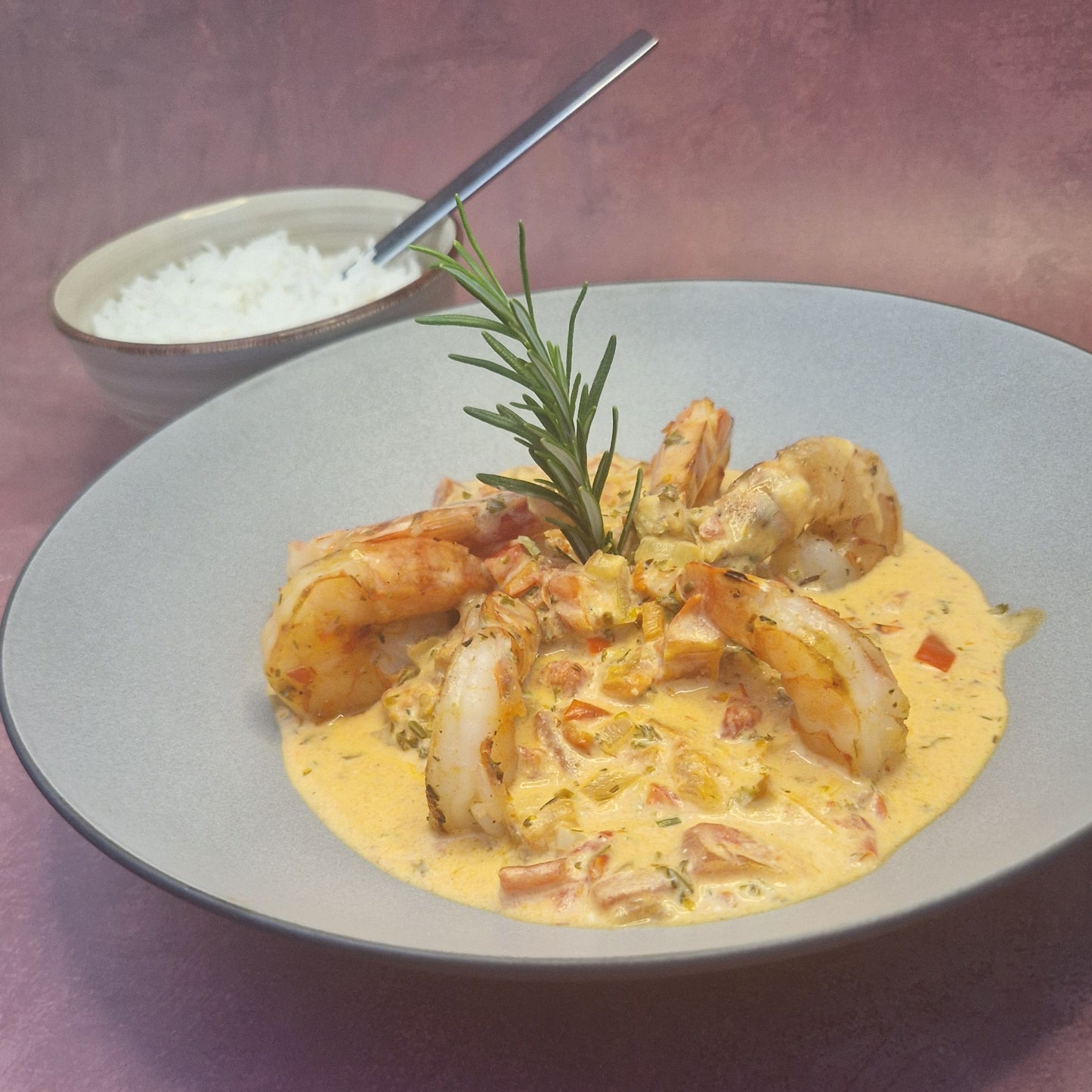Scampi op z'n Toscaans met spinazie en pittige tomatensaus