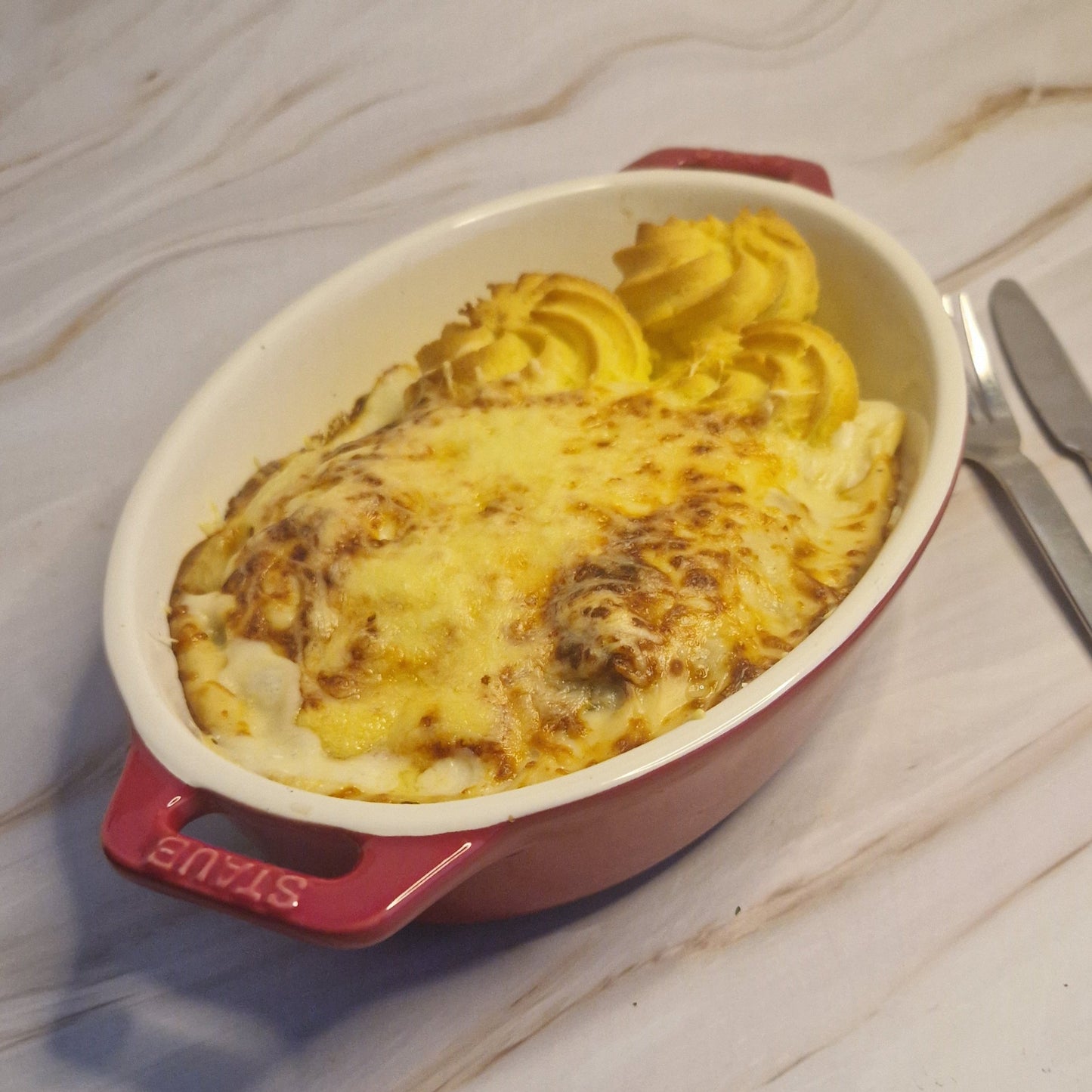 Gegratineerd witlof met gerookte zalm duchesseaardappel - nantuasaus
