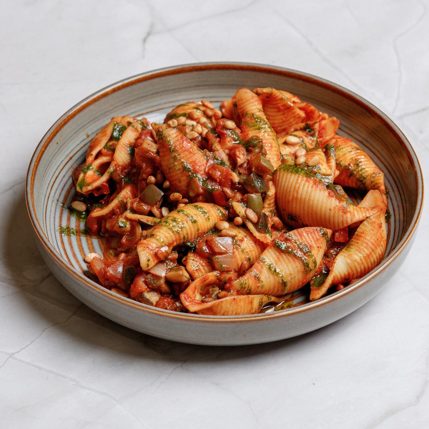Rigatoni all’ arrabbiata met pittige tomatensaus en parmezaanse kaas van Arno’s to go in Beveren