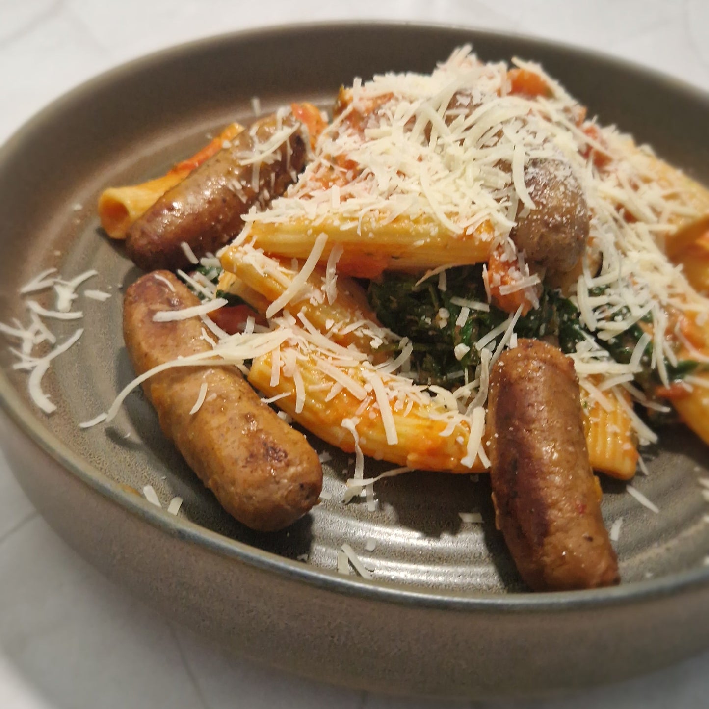 Salsiccia in tomatenroomsaus met rigatoni, spinazie en parmezaan
bij Arno's to go in Beveren