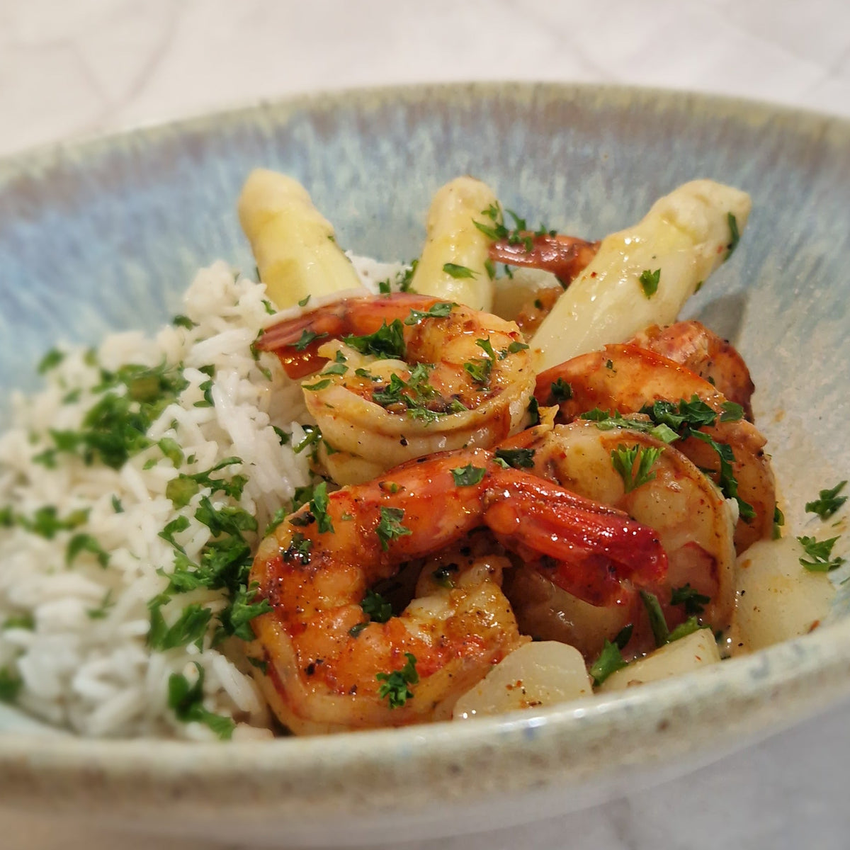 Scampi met asperges en Thaise garnalenbouillon van Arno's to go in Beveren