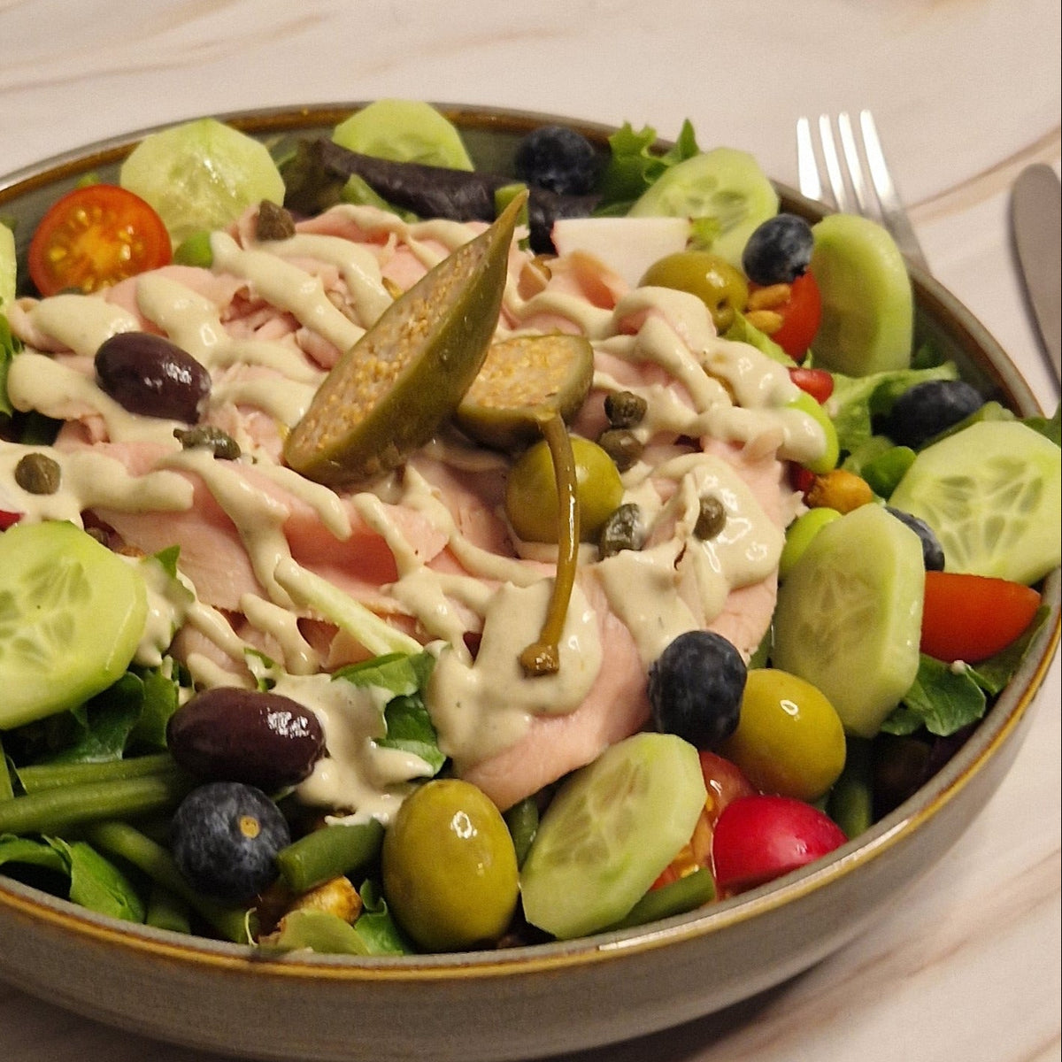 Vitello tonnato met salade van sperzieboontjes en krieltjes van Arno’s to go in Beveren