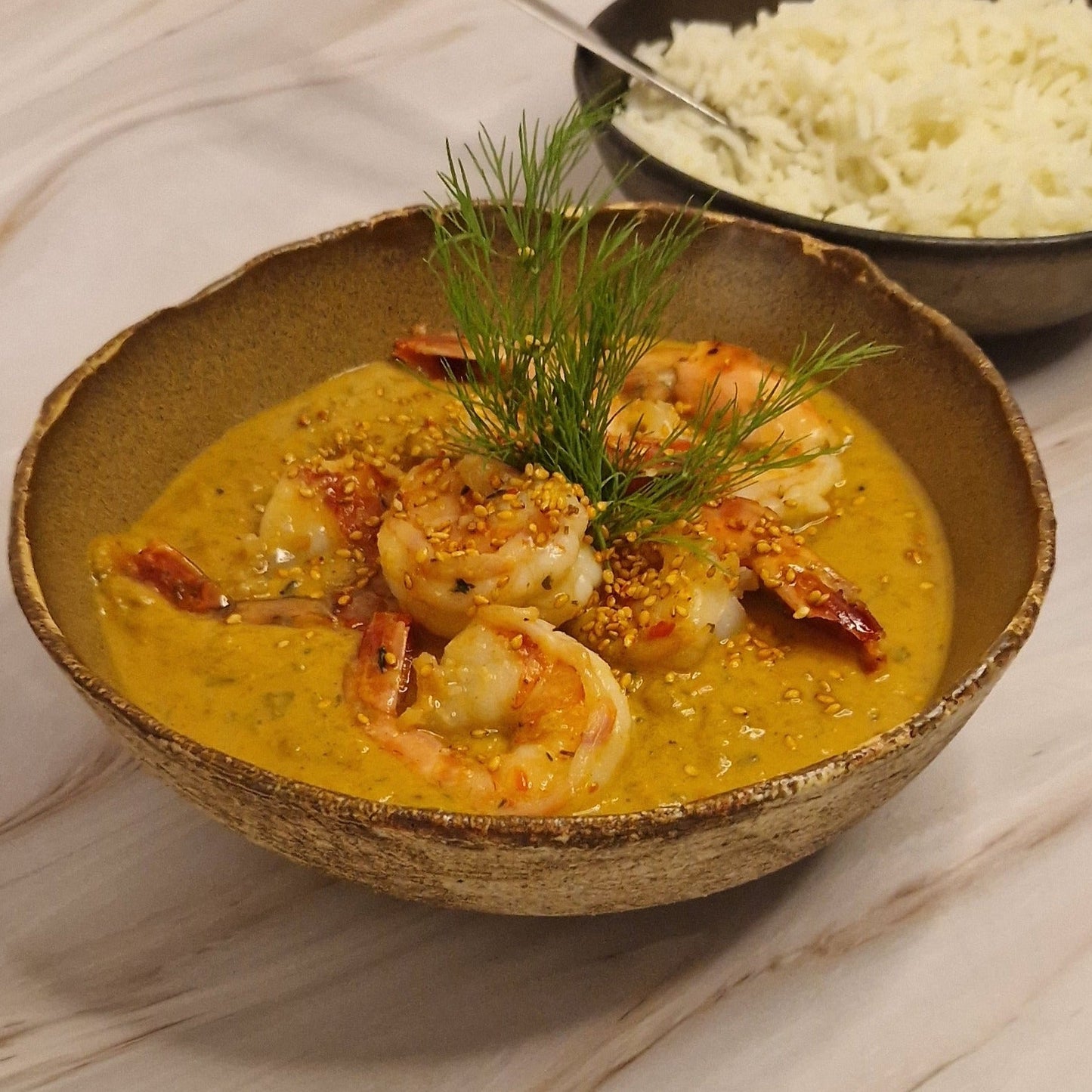 Arno’s scampi diabolique met pittige tomatenroom en basmatirijst van Arno’s to go in Beveren