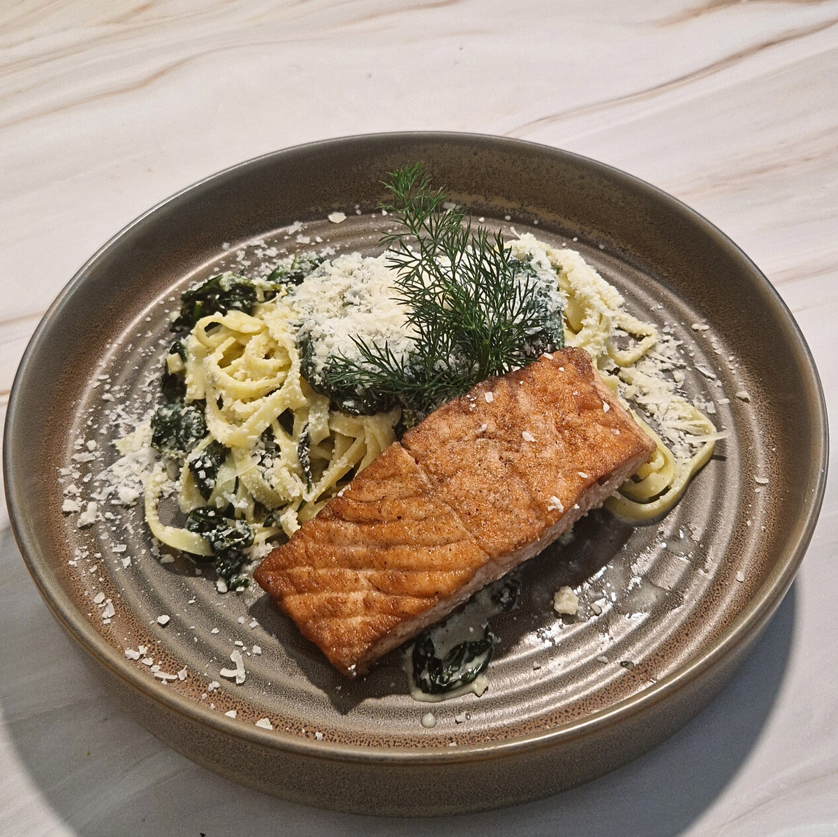Zalmfilet met creamy pasta, spinazie en parmezaan van Arno’s to go in Beveren