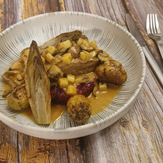 Hertenfilet - compote van veenbesjes  - gebakken aardappel