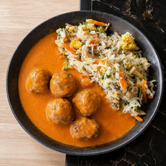 Asian meatballs met nasi goreng, romige tomaten-currysaus bij Arno's to go in Beveren
