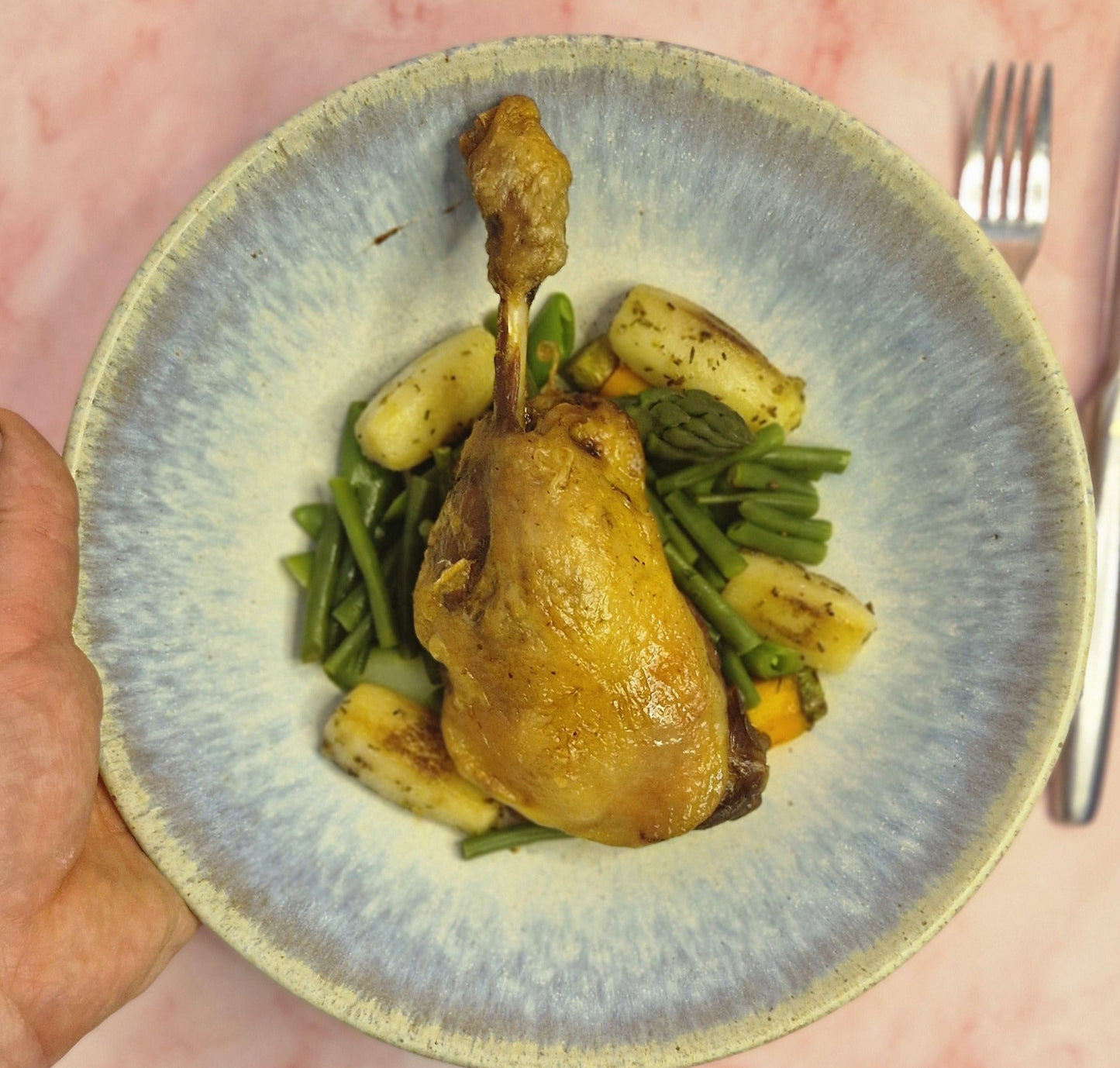 Confit de canard met gesauteerde aardappeltjes en rodewijnsaus van Arno’s to go in Beveren