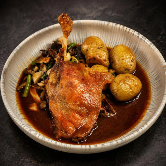 Confit de canard met gesauteerde aardappeltjes en rodewijnsaus van Arno’s to go in Beveren