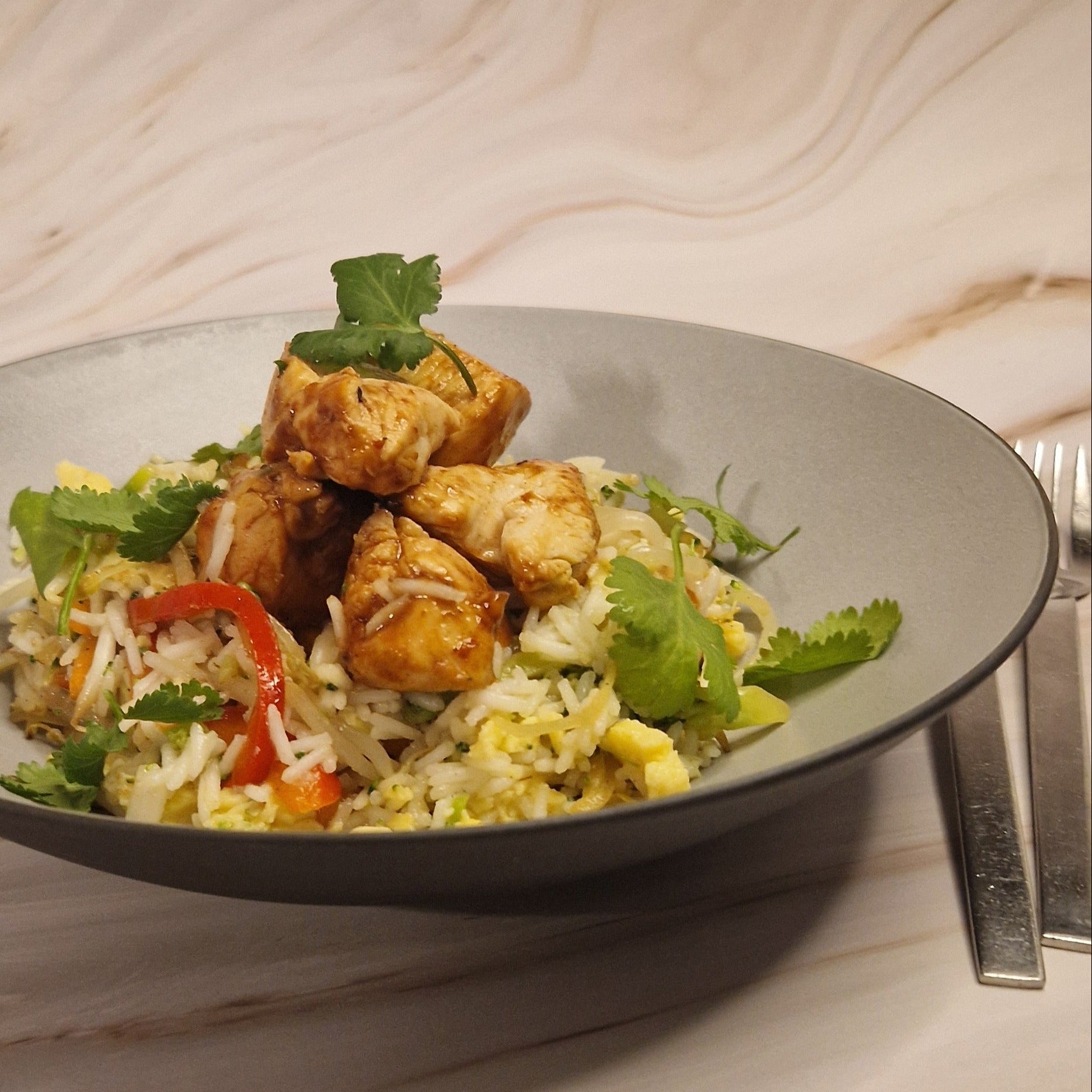 Nasi goreng met kip, groenten en romige currysaus van Arno’s to go in Beveren