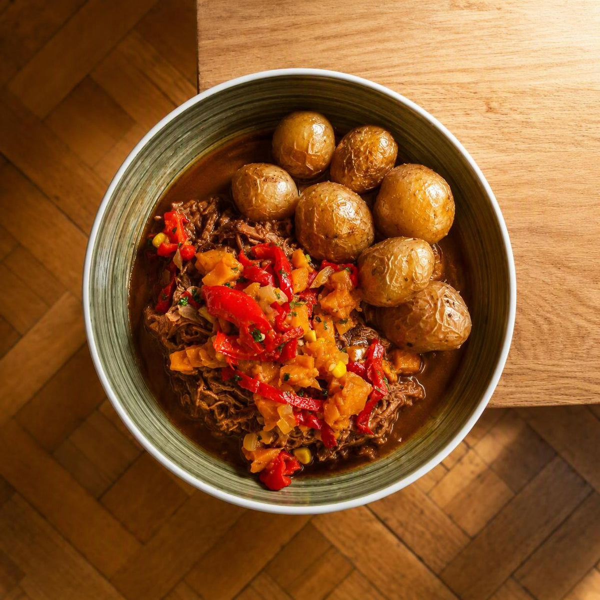 Pulled pork op z’n Mexicaans met paprika, ui en gekruide krieltjes van Arno’s to go in Beveren