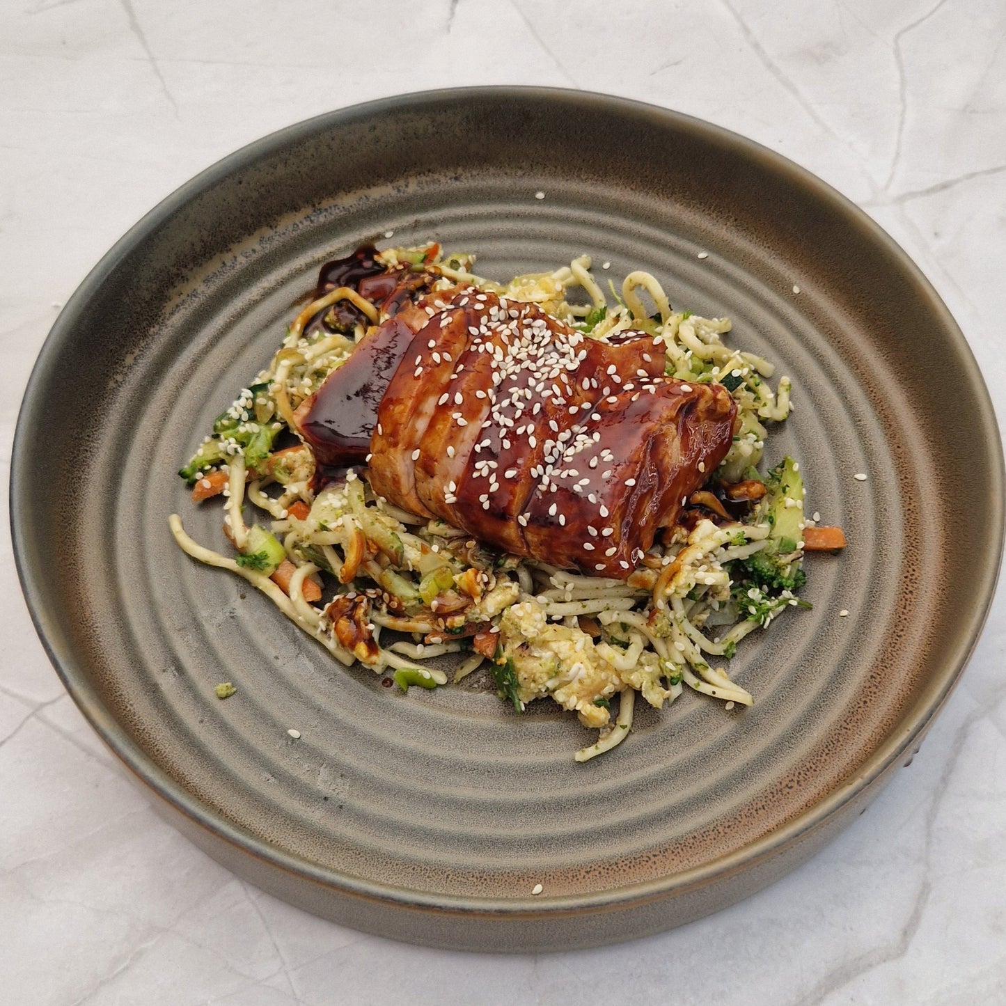 char siu varkenshaasje met bami goreng, oosterse groentjes bij Arno's to go in Beveren