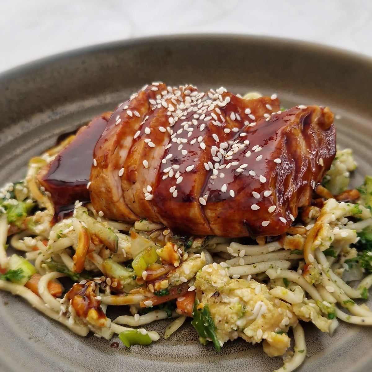 char siu varkenshaasje met bami goreng, oosterse groentjes bij Arno's to go in Beveren