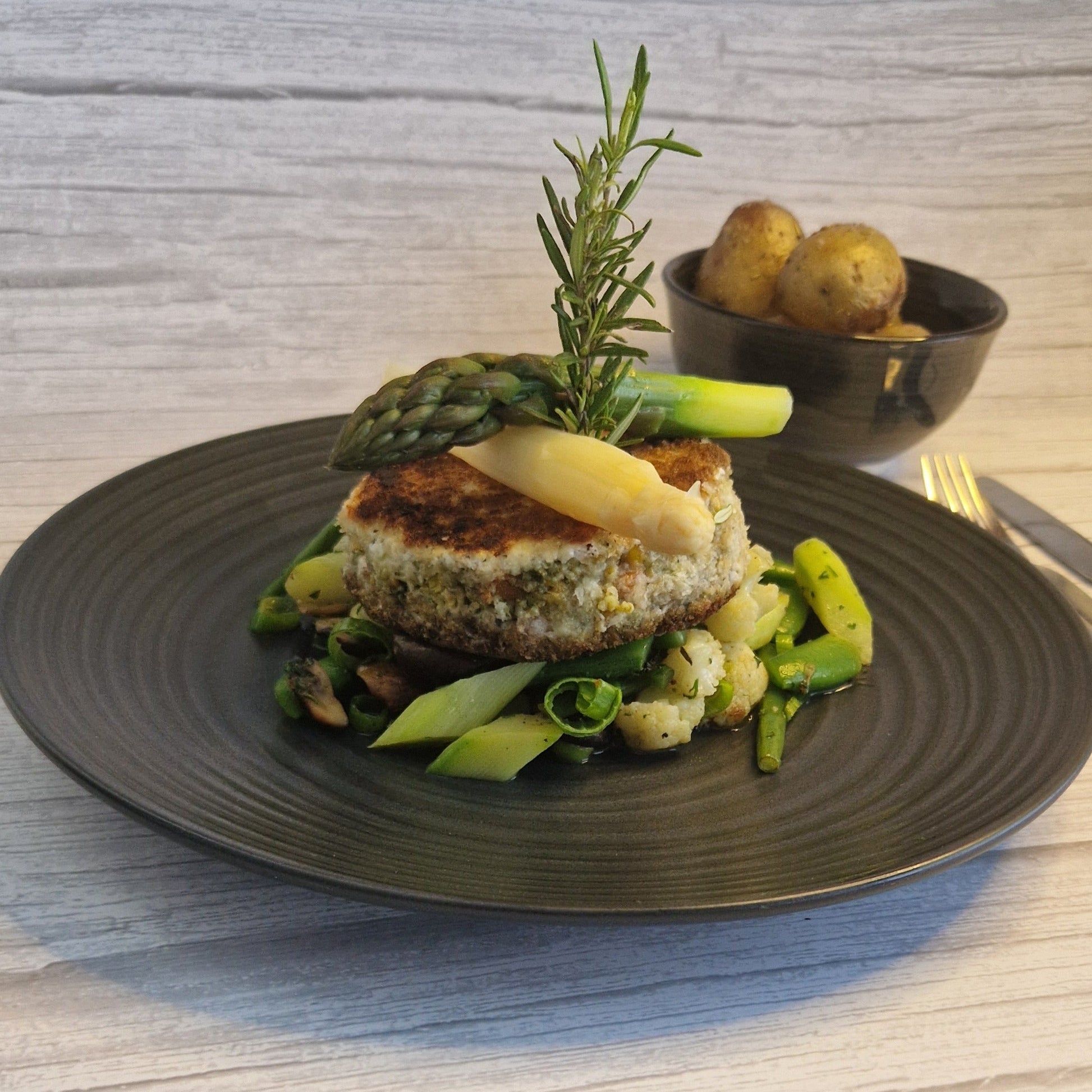 Groentenburger met seizoensgroentjes en krieltjes van Arno’s to go in Beveren