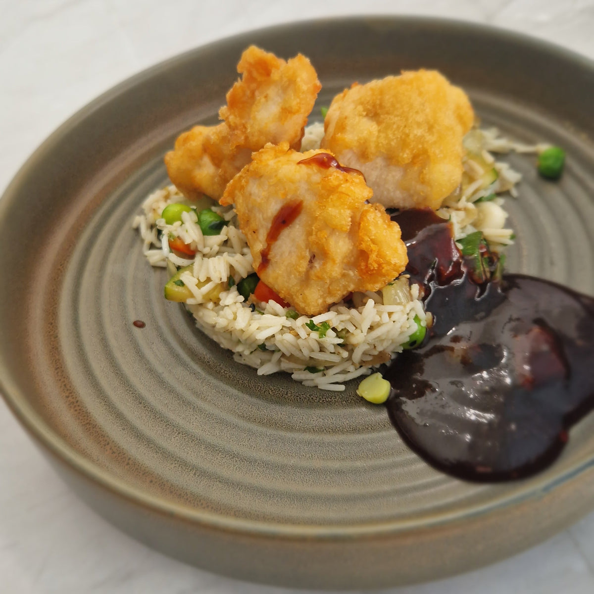 Korean fried chicken met basmatirijst en oosterse groentjes van Arno’s to go in Beveren