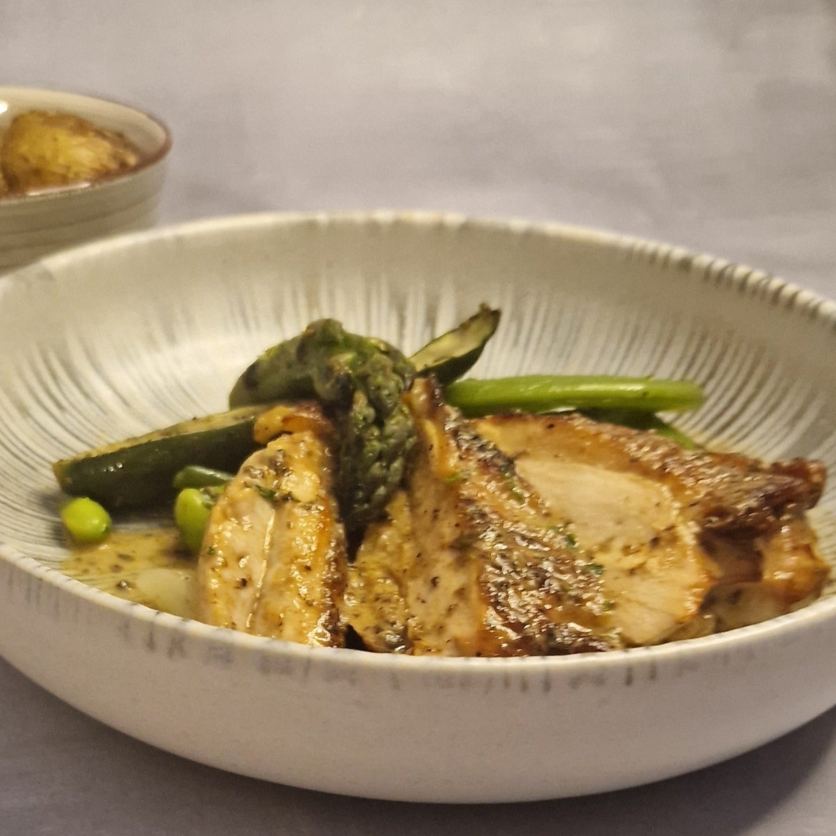 Parelhoenfilet met goudbruin gebakken krieltjes met rozemarijn en romige dragonsaus van Arno’s to go in Beveren.