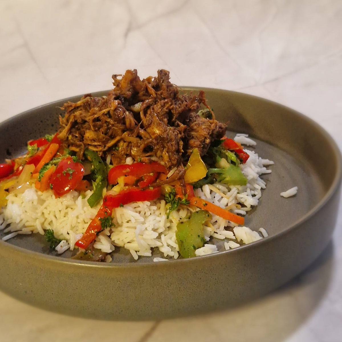 Pulled pork met sticky glaze, rijst en wokgroenten van Arno’s to go in Beveren