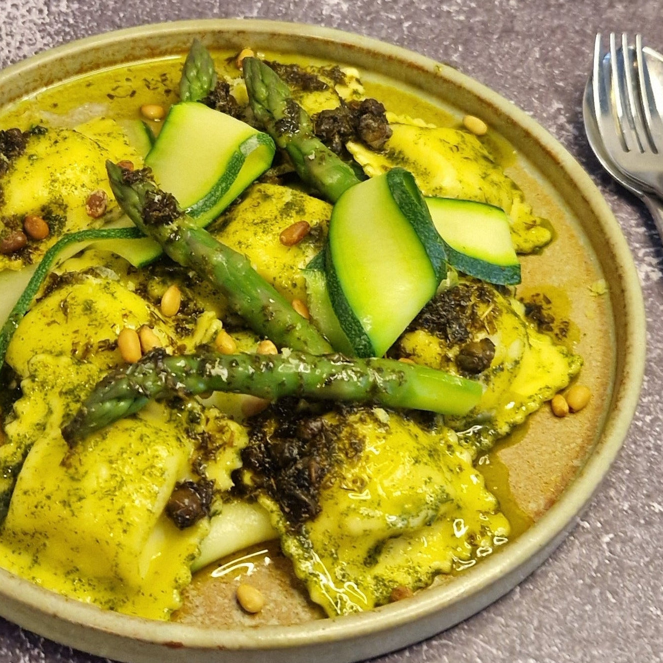 Ravioli met geitenkaas, tijmsaus, groene asperges en courgette van Arno’s to go in Beveren