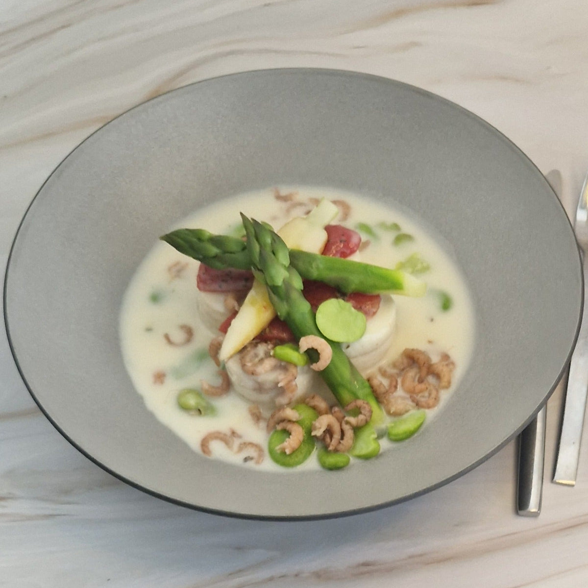 Tongrolletjes à l'Ostendaise met romige Noordzeegarnalensaus, fijne groenten en aardappelpuree van Arno's to go.