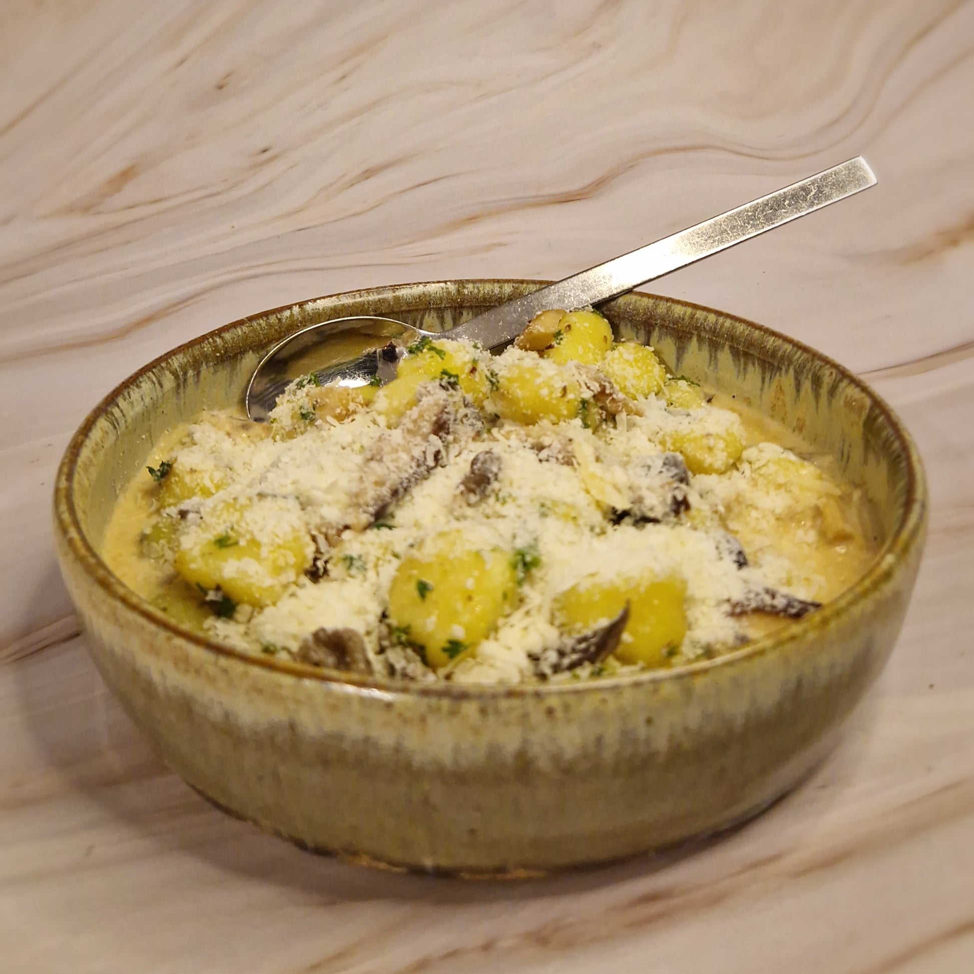 Gnocchi met truffelroom, champignons en spinazie van Arno’s to go in Beveren