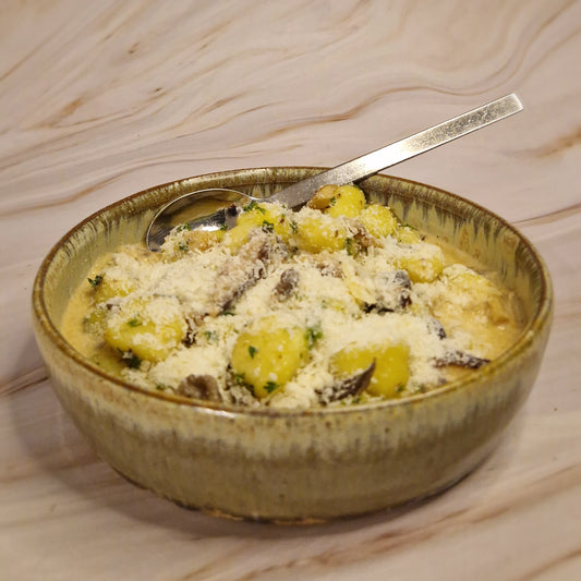 Gnocchi met truffelroom, champignons en spinazie van Arno’s to go in Beveren